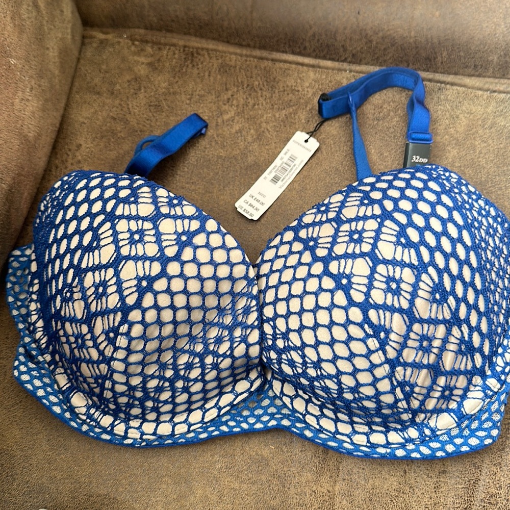 NWT Very Sexy Lightly lined Plunge Bra 32DD